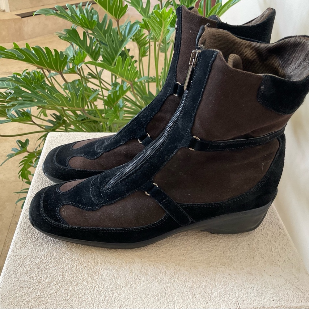 Aquafina by Marvin K Size 9. Black and brown suede. Front zipper.